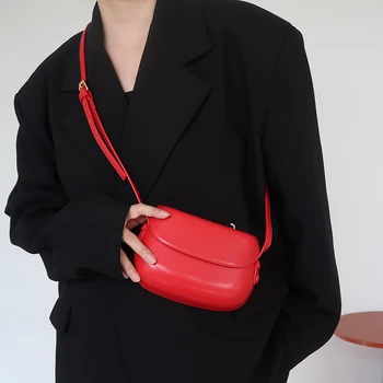 СЛЪНЧЕВ БРЯГ, винтажное малко дамско седло, чанта през рамо, чантата е от изкуствена кожа с твърд капак